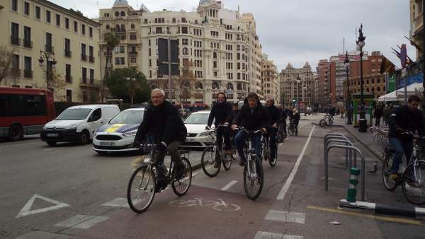 Joan Ribó, Guiseppe Grezzi y Pedro Delgado por el anillo ciclista de València Joan Ribó, Guiseppe Grezzi y Pedro Delgado por el anillo ciclista de València