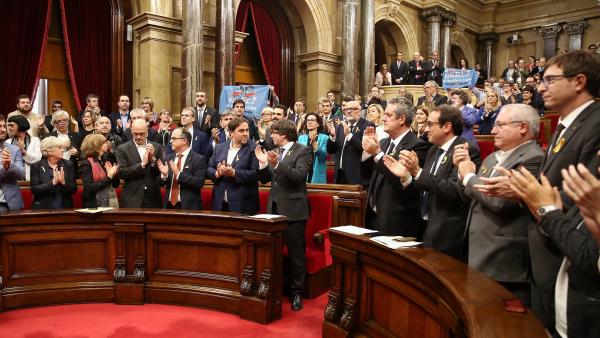 C.Puigdemont durante el pleno que ha declarado la independencia C.Puigdemont durante el pleno que ha declarado la independencia