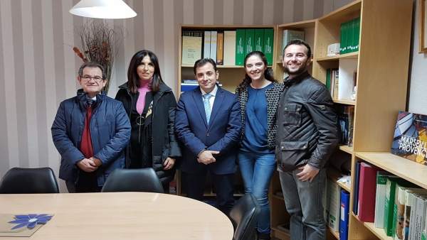 López (centro) visita el IES La Fuensanta López (centro) visita el IES La Fuensanta