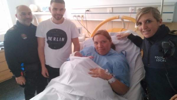 Los dos agentes junto a los padres y el niño Los dos agentes junto a los padres y el niño