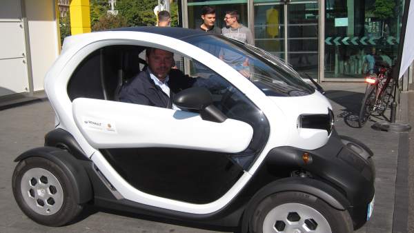El alcalde de Valladolid, Óscar Puente, al volante de un Renault Twizy El alcalde de Valladolid, Óscar Puente, al volante de un Renault Twizy