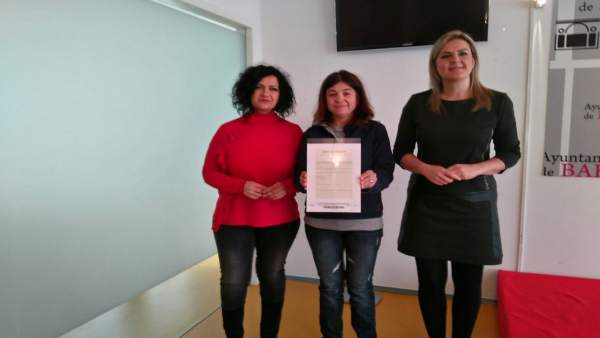 La baezana Carmen Cruz recibe la carta de artesana. La baezana Carmen Cruz recibe la carta de artesana.