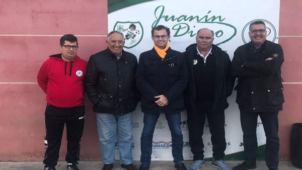 David Dorado y Manuel Torrejimeno con responsables Club de Fútbol Juanín y Diego David Dorado y Manuel Torrejimeno con responsables Club de Fútbol Juanín y Diego