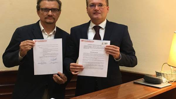 Clemente presenta la pregunta en el Congreso Clemente presenta la pregunta en el Congreso