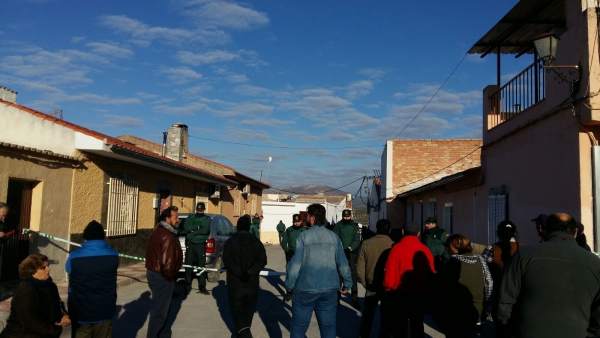 Cordón policial ante la vivienda donde ha sido desalojada una familia Cordón policial ante la vivienda donde ha sido desalojada una familia