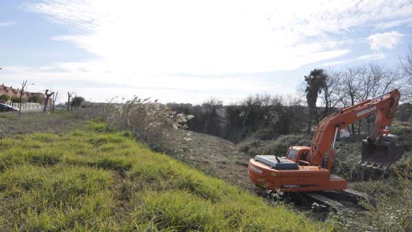 El Ayuntamiento de Tomares acondiciona el arroyo de la calle María Callas El Ayuntamiento de Tomares acondiciona el arroyo de la calle María Callas