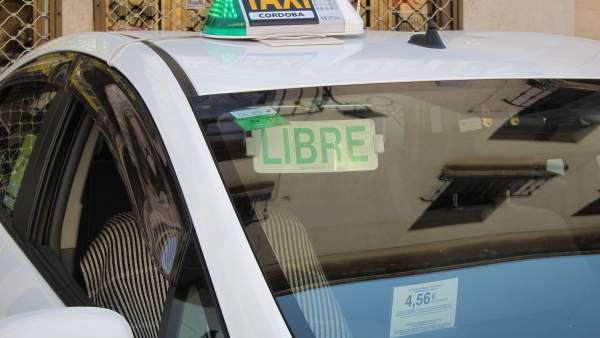 Un taxi de Córdoba a la espera de clientes Un taxi de Córdoba a la espera de clientes