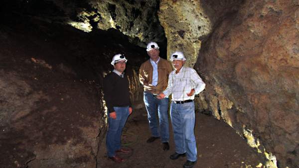 Rojano (izda.) visita la Cueva del Yeso Rojano (izda.) visita la Cueva del Yeso