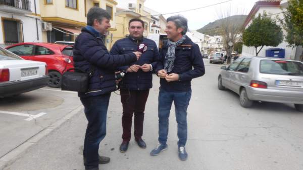 Lorite (dcha.), durante su visita a Doña Mencía Lorite (dcha.), durante su visita a Doña Mencía