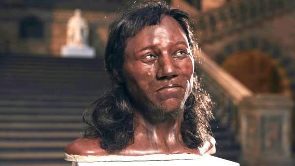 El primer británico moderno tenía ojos azules y piel oscura El primer británico moderno tenía ojos azules y piel oscura