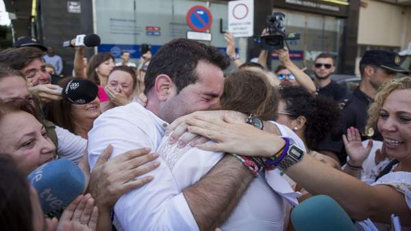 F.J.M, acusado del doble crimen de Almonte, sale absuelto y abraza a su madre. F.J.M, acusado del doble crimen de Almonte, sale absuelto y abraza a su madre.