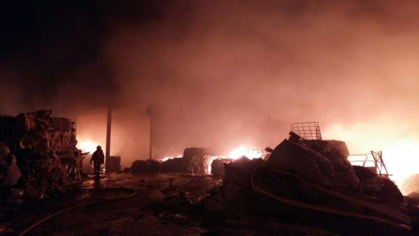 Bombers treballen per a extingir un incendi en una empresa de reciclatge de plàstics a Benaguasil (València) Bombers treballen per a extingir un incendi en una empresa de reciclatge de plàstics a Benaguasil (València)