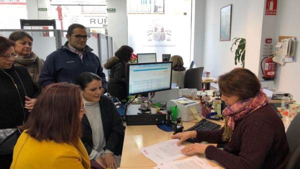 Dirigentes socialistas entregan un documento dirigido al Mapama. Dirigentes socialistas entregan un documento dirigido al Mapama.