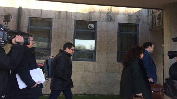 Llegada de los dos cargos del Sergas investigados por la hepatitis C Llegada de los dos cargos del Sergas investigados por la hepatitis C