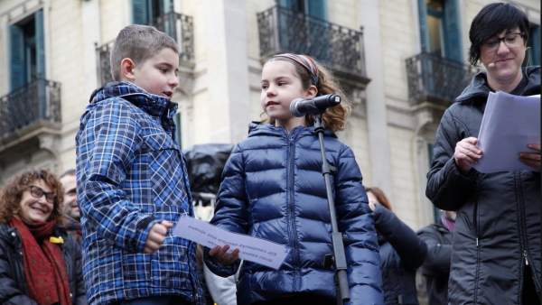 Dos alumnes de primària llegeixen el pregó de les Festes de Santa Eulàlia. Dos alumnes de primària llegeixen el pregó de les Festes de Santa Eulàlia.