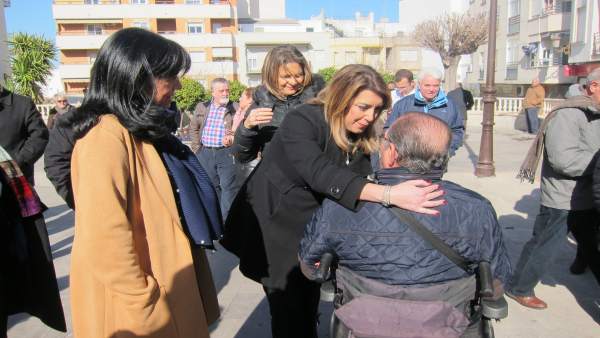 Susana Díaz saluda a un vecino de Torredelcampo. Susana Díaz saluda a un vecino de Torredelcampo.