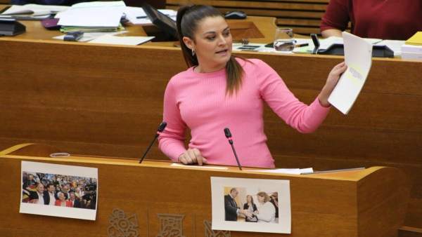 Mireia Mollà en la tribuna de las Corts Mireia Mollà en la tribuna de las Corts