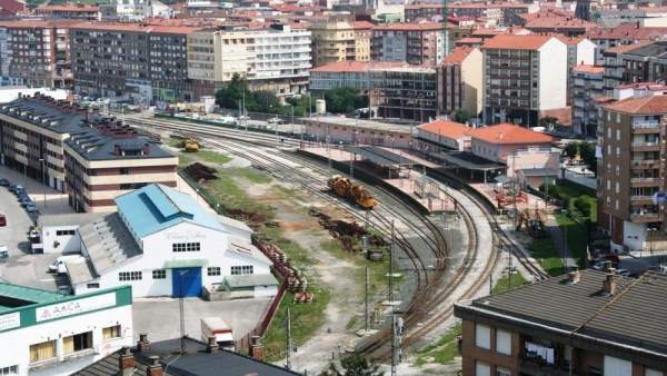 Vías del tren en Torrelavega Vías del tren en Torrelavega