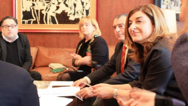 Buruaga se reúne con representantes de la Cámara de Comercio de Torrelavega Buruaga se reúne con representantes de la Cámara de Comercio de Torrelavega