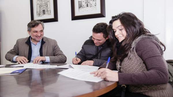 La familia accederá al alquiler con opción a compra en una VPO de Abla. La familia accederá al alquiler con opción a compra en una VPO de Abla.