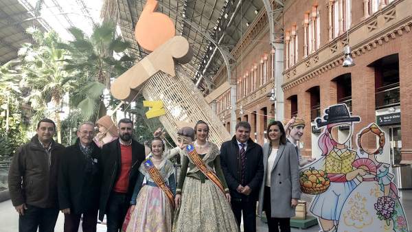València planta la Falla del Patrimoni en l’estació d’Atocha de Madrid València planta la Falla del Patrimoni en l’estació d’Atocha de Madrid