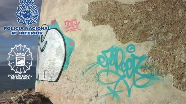 Grafitis en la tore vigía de La Araña Grafitis en la tore vigía de La Araña
