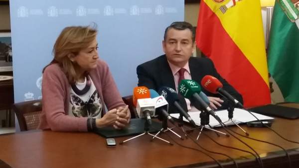 Rueda de prensa de Antonio Sanz junto a María José Ordóñez Rueda de prensa de Antonio Sanz junto a María José Ordóñez