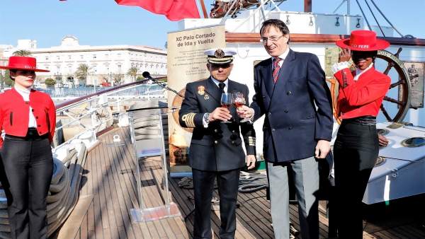 El presidente de González Byass a bordo de 'Elcano' El presidente de González Byass a bordo de 'Elcano'