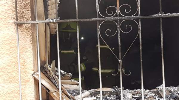 Uno de los bomberos en el interior de la vivienda de El Moralet Uno de los bomberos en el interior de la vivienda de El Moralet