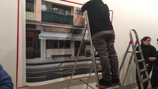 Eduardo Nave colocando la imagen del lugar donde fue asesinado Pagazaurtundua. Eduardo Nave colocando la imagen del lugar donde fue asesinado Pagazaurtundua.