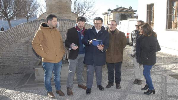 El alcalde de Granada, Francisco Cuenca, en el Albaicín El alcalde de Granada, Francisco Cuenca, en el Albaicín
