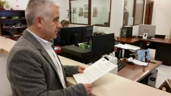 El diputado de C's José Antonio Funes registrando la iniciativa El diputado de C's José Antonio Funes registrando la iniciativa
