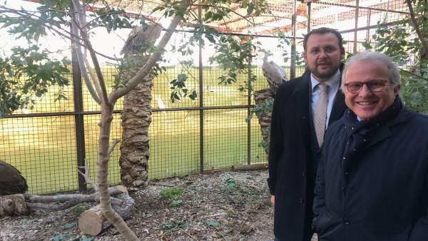 Guillén y Coello junto a los nuevos buitres leonados de Terra Natura Murcia Guillén y Coello junto a los nuevos buitres leonados de Terra Natura Murcia