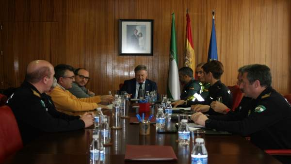 Primo Jurado (centro) preside la reunión Primo Jurado (centro) preside la reunión