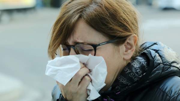 Gripe, resfriado, constipado, constiparse, mujer tosiendo, toser, tos Gripe, resfriado, constipado, constiparse, mujer tosiendo, toser, tos