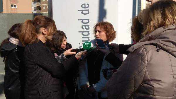 En el centro, la parlamentaria de IU María del Carmen Pérez En el centro, la parlamentaria de IU María del Carmen Pérez