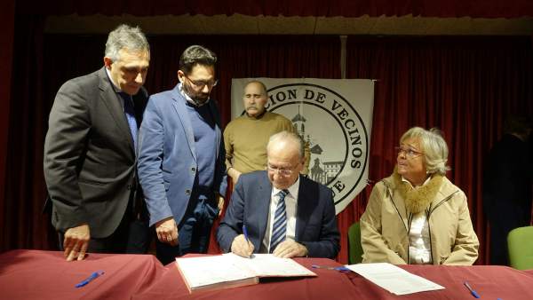 El alcalde de Málaga firma un acuerdo sobre viviendas en Carranque El alcalde de Málaga firma un acuerdo sobre viviendas en Carranque