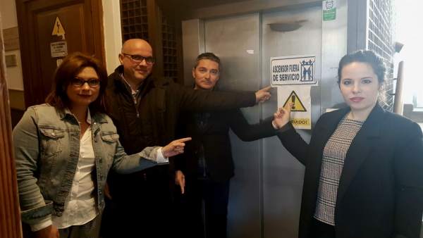 Grupo municipal de Ciudadanos ante el ascensor estropeado del Ayuntamiento Grupo municipal de Ciudadanos ante el ascensor estropeado del Ayuntamiento