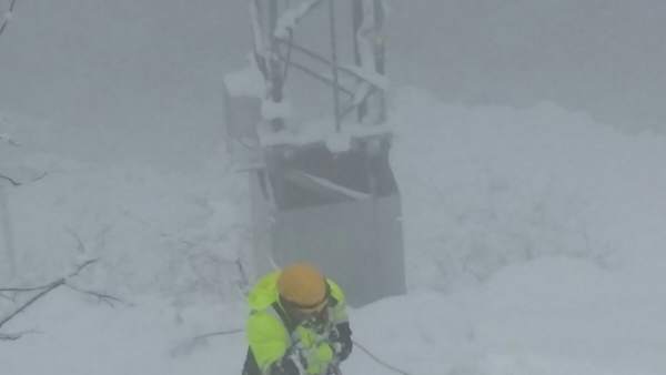 Trabajador de empresa de telefonía en la nieve Trabajador de empresa de telefonía en la nieve