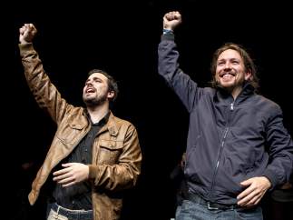 Alberto Garzón (IU) y Pablo Iglesias (Podemos) el 9 de mayo de 2016, fecha en que anunciaron su acuerdo de coalición.