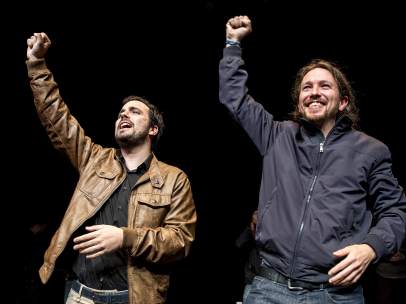 Alberto Garzón (IU) y Pablo Iglesias (Podemos) el 9 de mayo de 2016, fecha en que anunciaron su acuerdo de coalición.
