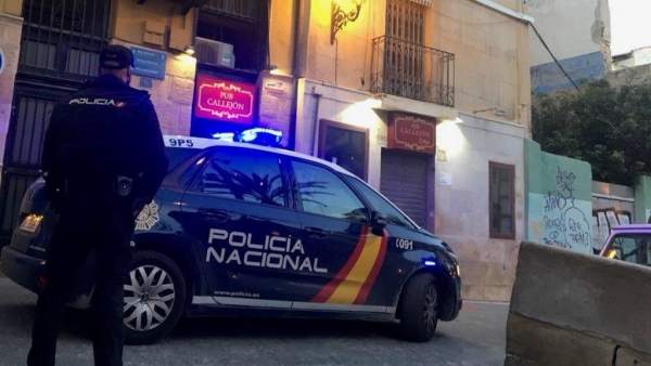 Dos detinguts in fraganti quan forçaven màquines escurabutxaques en un bar a Alacant Dos detinguts in fraganti quan forçaven màquines escurabutxaques en un bar a Alacant