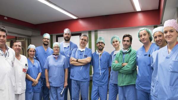 Equipo de Cirugía Vascular del CHN junto con los médicos de Madrid y Burgos. Equipo de Cirugía Vascular del CHN junto con los médicos de Madrid y Burgos.