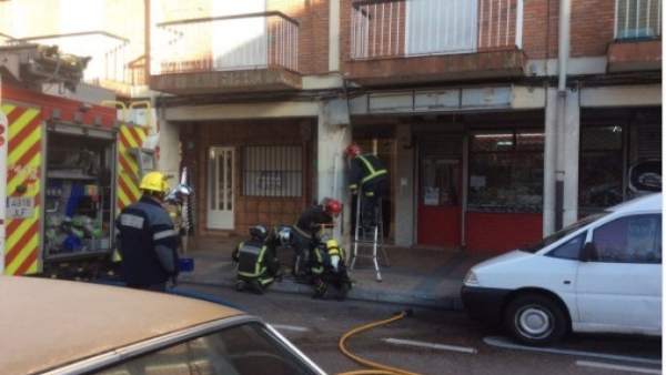 Los bomberos intervienen en la plaza de las Batallas Los bomberos intervienen en la plaza de las Batallas