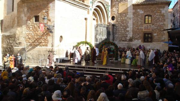 Las Bodas de Isabel atraen a cientos de visitantes Las Bodas de Isabel atraen a cientos de visitantes