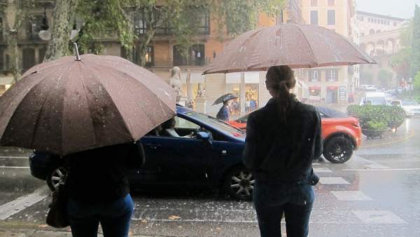 Lluvia en el Passeig del Born de Palma Lluvia en el Passeig del Born de Palma