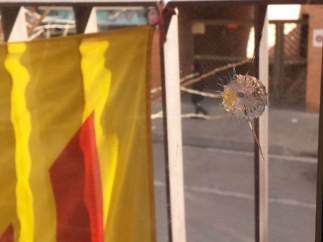 Ventana atacada con disparos de balines en Santa Perpètua de Mogoda