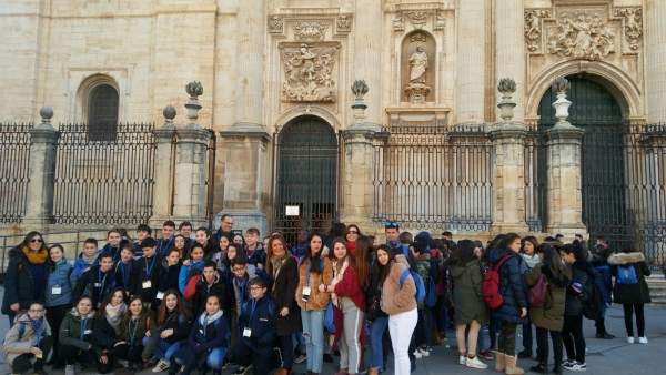 Escolares que participan en el Encuentro Deportivo de la Institución Teresiana. Escolares que participan en el Encuentro Deportivo de la Institución Teresiana.