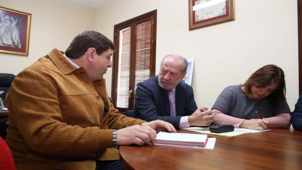 Fernando Rodríguez Villalobos se reúne con el alcalde de Villaverde del Río Fernando Rodríguez Villalobos se reúne con el alcalde de Villaverde del Río
