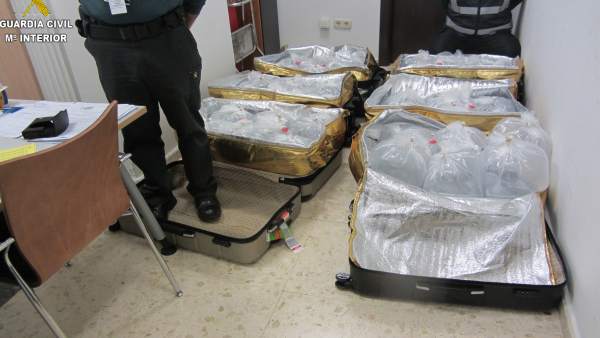 Maletas con angulas en el aeropuerto de Manises Maletas con angulas en el aeropuerto de Manises
